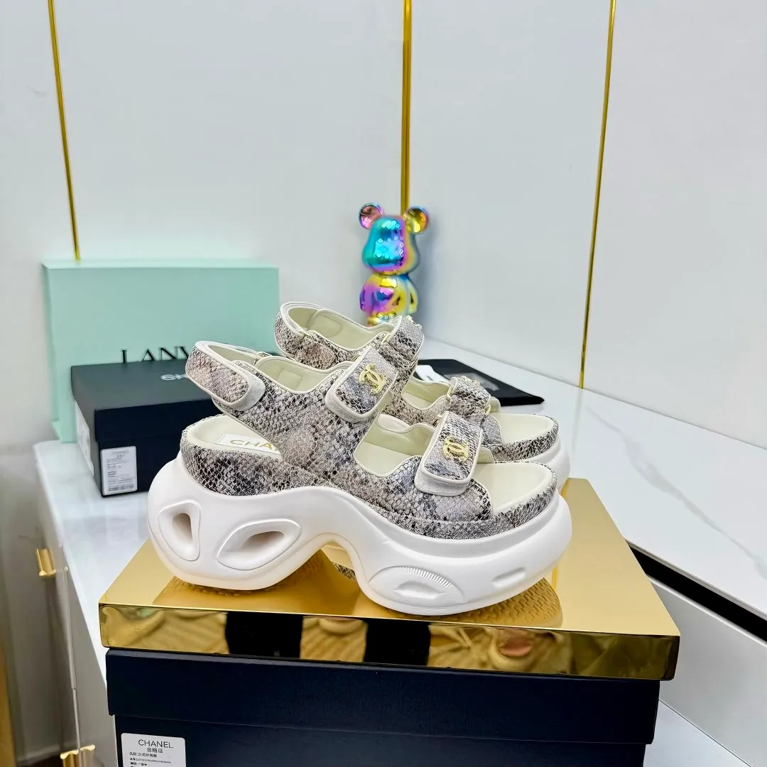 👟👟Ex-factory price 680👟👟 Top version... Chanel｜Chanel Xiaoxiang Velcro Beach Slippers Slippers Casual Beach Shoes 25ss Spring and Summer New Style! Beach shoes are a hit all over the internet! The latest model from the counter, I am still willing to buy it on my feet. It must be ranked among the most popular models. It is invincible in all seasons. Various bloggers and Internet celebrities can see the matching styles. Highly recommended. Pearlescent sheepskin upper, sheepskin lining, suede for feet. Original open-molded TPU outsole size: 35-40 (customized for 40 and 41). Full set of original packaging 👉 👉 👉 👉 👉